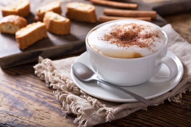 Koffie met een aromatische toevoeging remt de eetlust. Een snufje is genoeg om hoofdpijn en stress te verhelpen