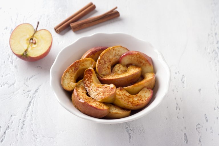 Appels gebakken in de heteluchtfriteuse