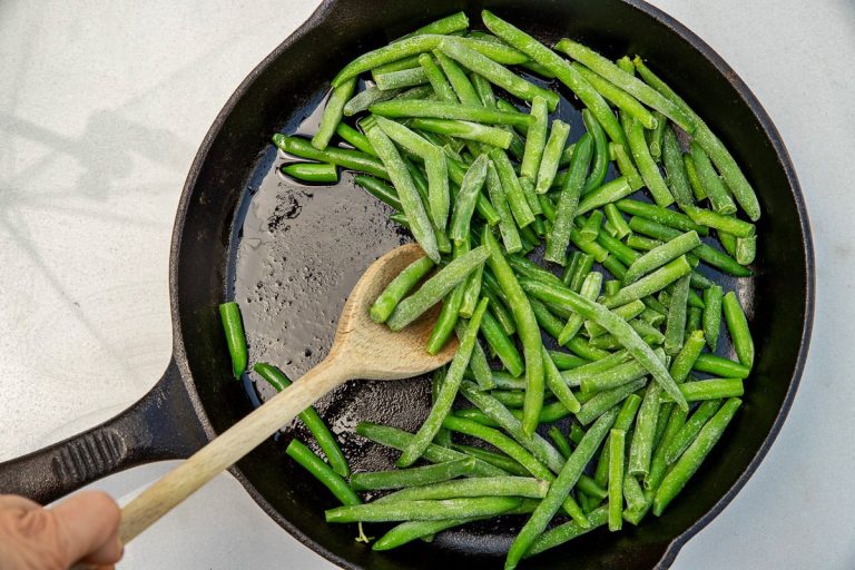 Chef-kok, luid en duidelijk: “Om sperziebonen en aardappelen lekkerder te maken, voeg je deze specerij toe”.