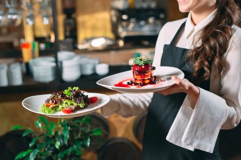 In het restaurant geef ik de borden altijd aan de ober om hem te helpen: de psychologie heeft onthuld wat dit betekent.