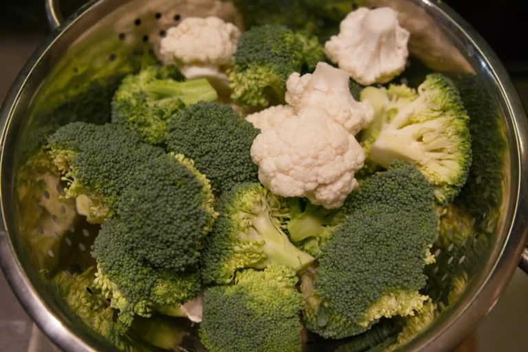 Stop met het koken van broccoli en bloemkool, want ze zijn lekkerder als je ze bereidt volgens het eenvoudige recept van Mary Berry.