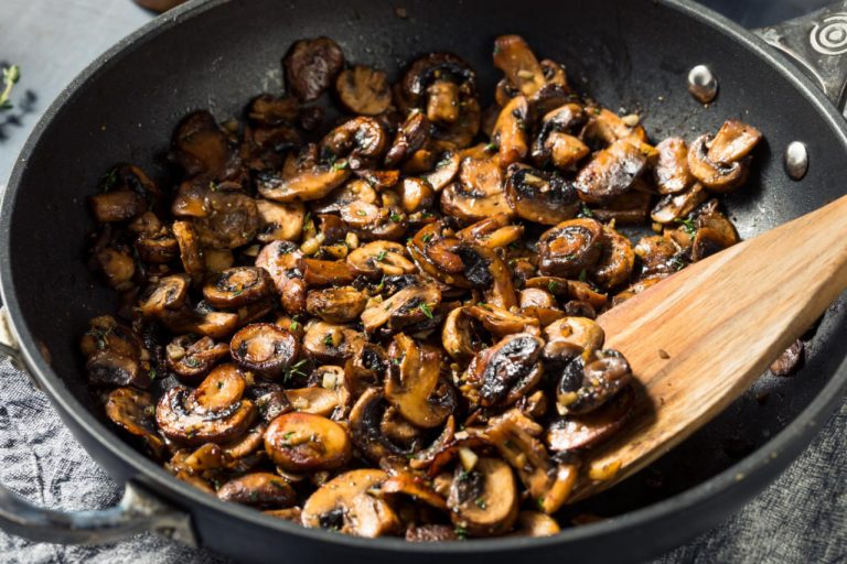 Nooit meer waterig! Zo bakt u champignons goudbruin en aromatisch