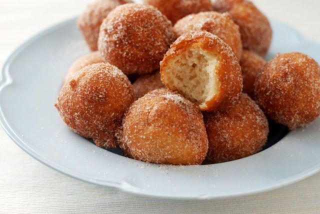 Zachte kaneelballetjes. Ze zijn sneller klaar dan kaneelbroodjes, maar net zo lekker