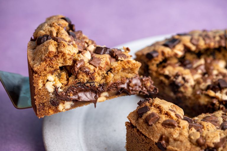 Een hazelnoot-chocoladetaart met een knapperige korst: een eenvoudig recept dat eens iets anders is dan de klassieke zachte taart