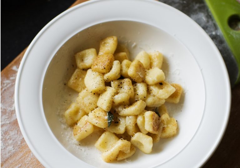 Oma’s appelknoedels met kaneelboter – een zoete lunch uit de voorraadkast