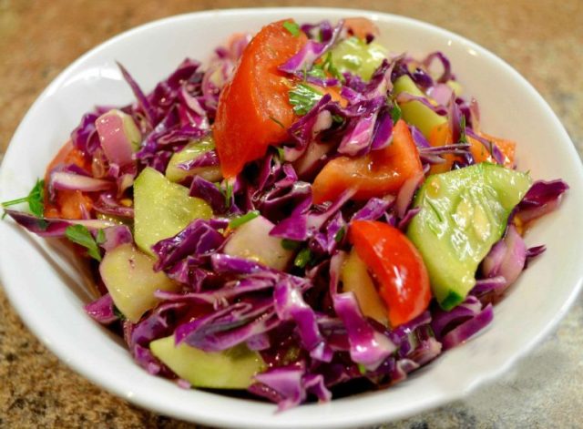 Je kunt deze Turkse specialiteit maken met Poolse kool. Vanaf nu alleen nog maar deze salade
