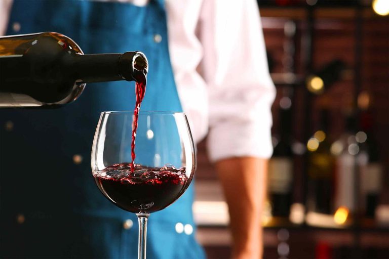 Sommelier: “Voor een wijn is 15 euro een heel goede prijs; denken dat een merk beter is omdat het beroemd is, is een vergissing”.