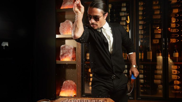 Salt Bae, de ondergang van het imperium: verliezen van meer dan 7 miljoen dollar en gesloten restaurants. Een golf van negatieve recensies