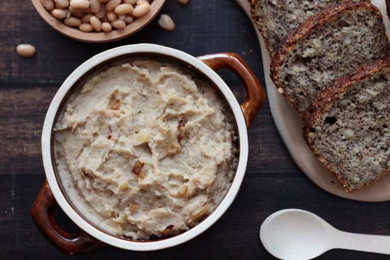 Ik maak een snelle en gezonde pasta voor op brood. Bijna niemand kan aan de smaak raden wat het belangrijkste ingrediënt is