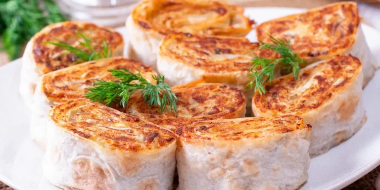 Ik neem gehakt en lavash. Ik maak heel snel een lekkere lunch of avondmaaltijd klaar: het hele gezin is onder de indruk.