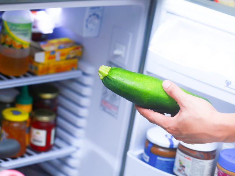 Veel beter dan in de koelkast: courgettes blijven 3 maanden goed als je ze op deze plek bewaart