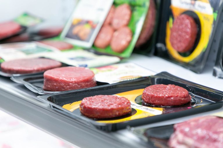 Een worst is een worst”. EU wil woorden die verband houden met vlees in vegetarische producten verbieden