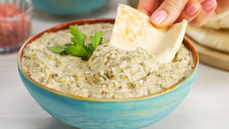 Turks recept voor auberginesalade met yoghurt en knoflook. Het is licht, lekker en gezond