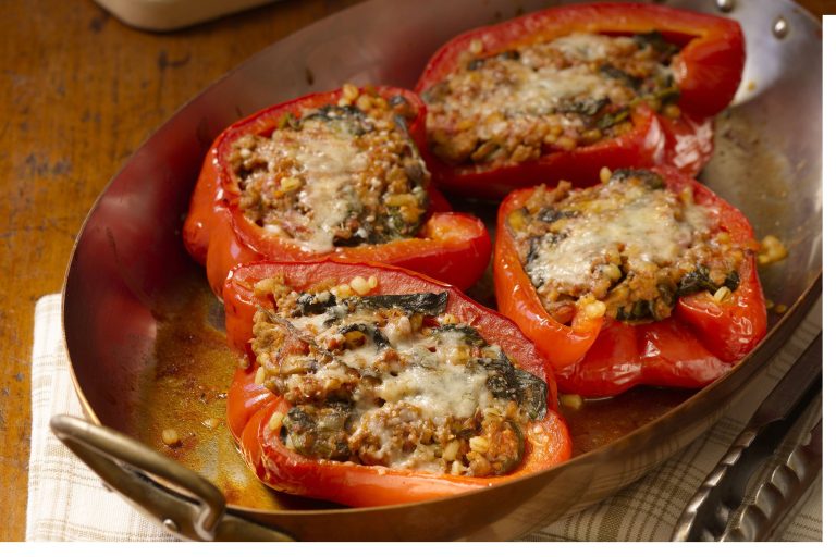Een verwarmend en snel gerecht voor de herfst: gevulde paprika’s in twee varianten