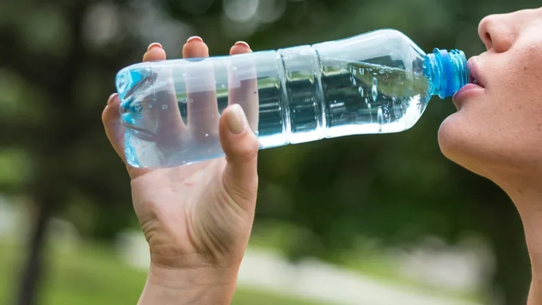 Experts geven duidelijkheid over hoe lang het veilig is om water uit dezelfde fles te drinken
