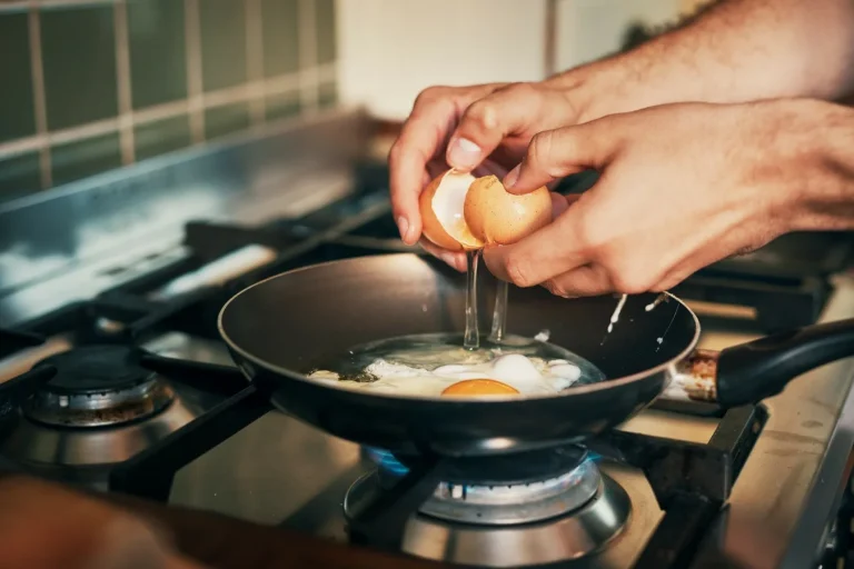Spiegeleieren zijn de perfecte aanvulling op je ontbijt. Het spiegelei wordt echt perfect als je een bepaalde truc toepast.