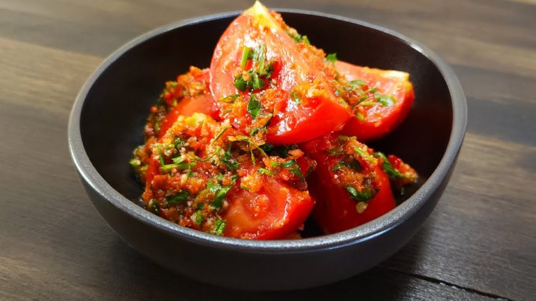 Recept voor een snelle aperitief met tomaten, paprika, knoflook en kruiden