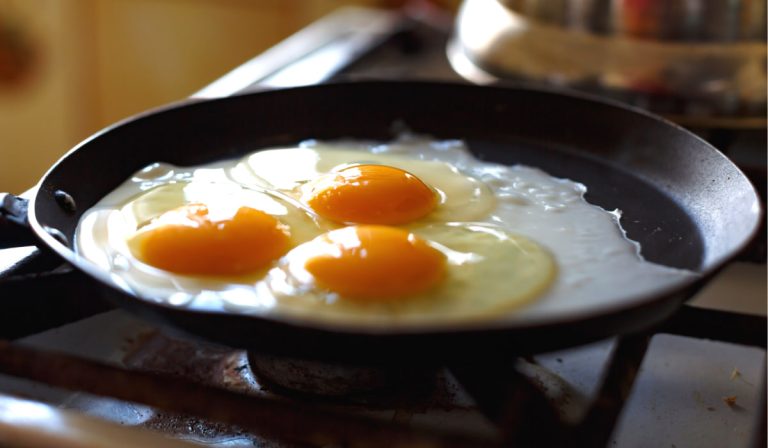 Azijn in de koekenpan spuiten voordat je eieren bakt: wat zijn de voordelen?