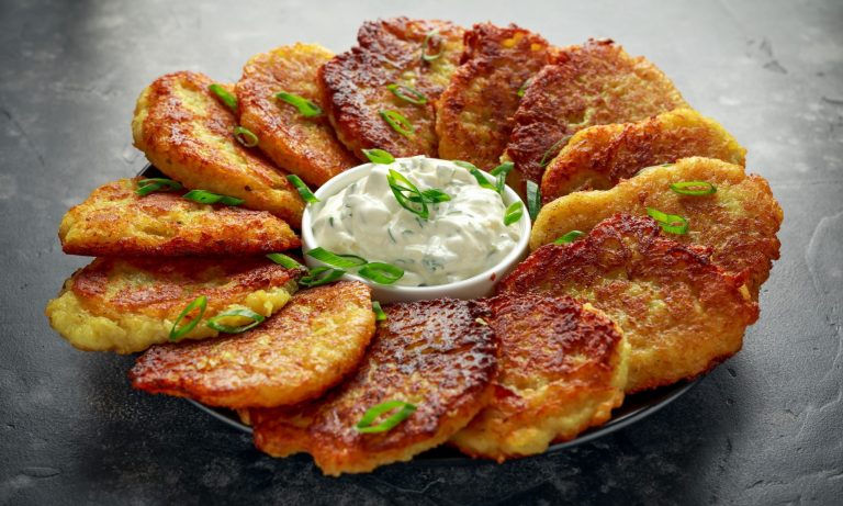 Welke bloem moet je kiezen voor aardappelpannenkoekjes? Voor het beste resultaat geven we je advies over welke soort je moet kiezen en hoeveel bloem je moet gebruiken.
