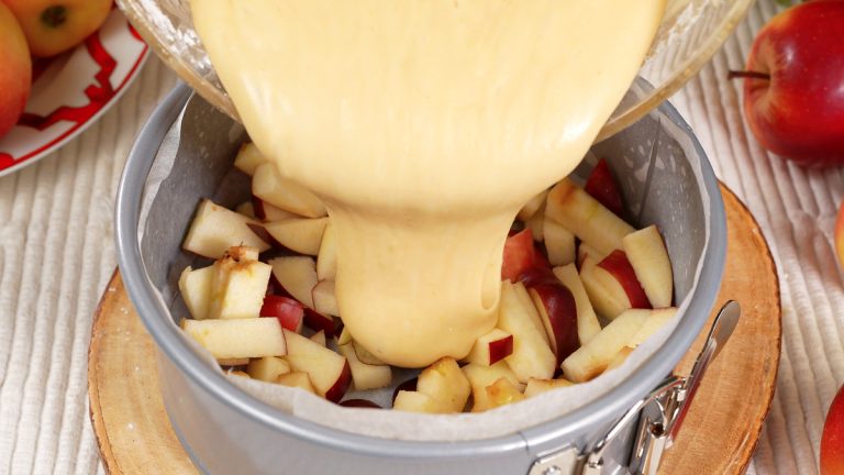 Ik giet de pudding over de appels. Een snelle, heerlijke appeltaart, perfect voor de herfstkou