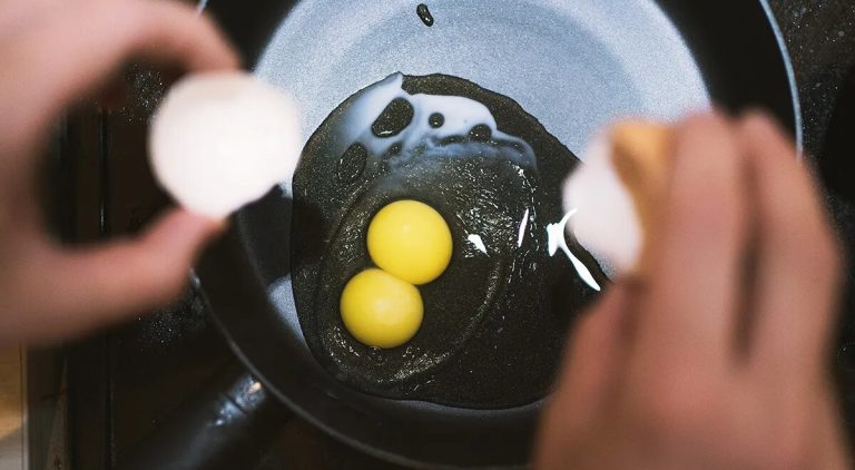 Verrassend! Als u spiegeleieren op deze manier bereidt, loopt de dooier nooit meer uit.