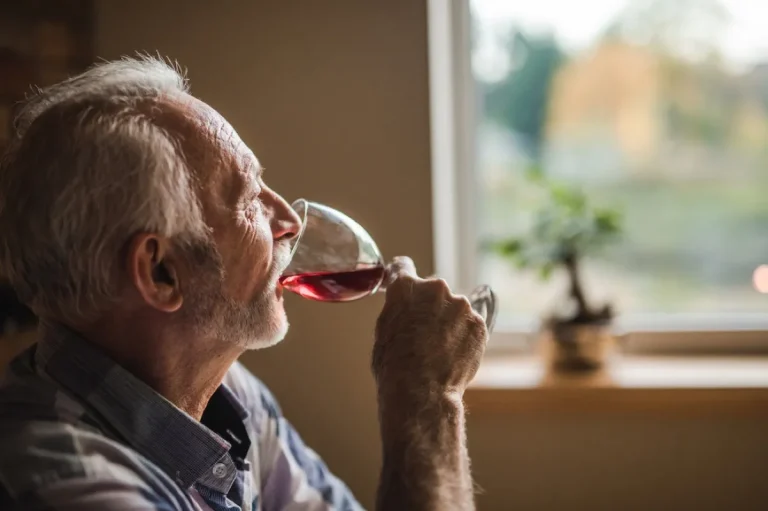 “Wijn na het eten en bier als ik dorst had. Ik heb 40 jaar gedronken. Ik ben erachter gekomen wat voor alcoholist ik ben.”