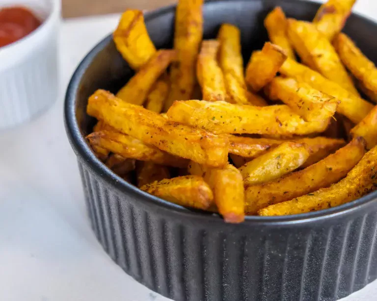 Knapperige frietjes zoals in het restaurant: met een trucje lukt het ook thuis