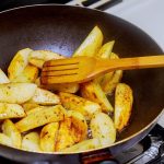 Chef-kok, bot: “De truc voor perfecte frietjes is niet de olie, maar het roeren aan het begin”.