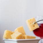 Voedingsdeskundige en apotheker: “Kaas kan helpen om van een kater af te komen omdat het rijk is aan eiwitten en vetten en zo de opname van alcohol vertraagt”.