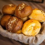 Met deze eenvoudige truc worden oude broodjes weer net zo knapperig als vers uit de bakkerij