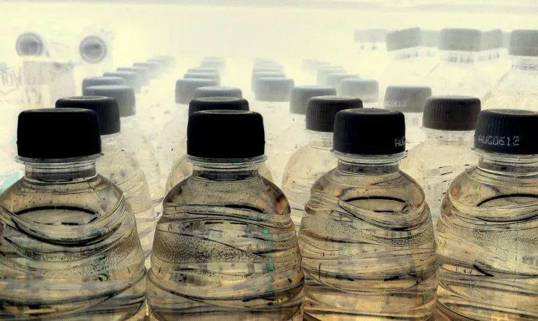 “De meest voorkomende eeuwige vervuiler ter wereld aangetroffen in mineraalwaterflessen van zes van de acht merken”