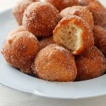 Zachte kaneelballetjes. Ze zijn sneller klaar dan kaneelbroodjes, maar net zo lekker