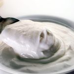 Hoe maak je thuis Griekse yoghurt met slechts 2 ingrediënten, gemakkelijk en snel