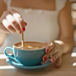 Geen kaneel, geen kardemom. Deze trendy toevoeging aan je ochtendkoffie verbetert het uiterlijk van je huid en haar en geeft je energie