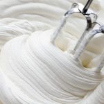 De slagroom bleef stevig als glazuur, ook al was er geen gelatine aan toegevoegd. Twee eetlepels waren voldoende.