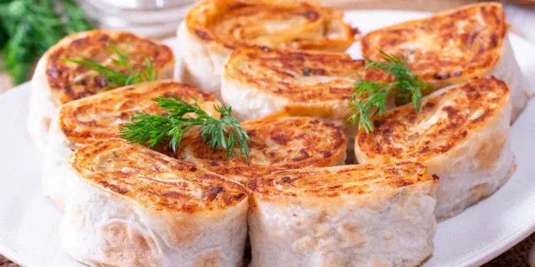Ik neem gehakt en lavash. Ik maak heel snel een lekkere lunch of avondmaaltijd klaar: het hele gezin is onder de indruk.