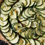 Courgette en tonijntaart: het bloemvrije, makkelijke, eiwitrijke recept voor een gezond etentje.