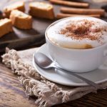 Koffie met een aromatische toevoeging remt de eetlust. Een snufje is genoeg om hoofdpijn en stress te verhelpen