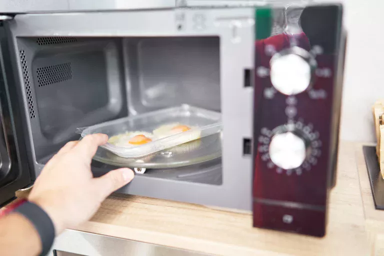 Gebakken eieren in een kopje: veel gezonder en lekkerder dan gebakken eieren in een koekenpan en klaar in minder dan een minuut in de magnetron.