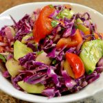 Je kunt deze Turkse specialiteit maken met Poolse kool. Vanaf nu alleen nog maar deze salade