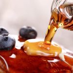Ahornsiroop versus honing: welke zoetstof is beter voor voeding, genezing en bloedsuikerspiegel?
