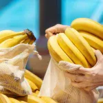 Met de bananentruc kun je zelfs tientallen euro’s besparen bij het afrekenen. Winkeliers hebben er last van.