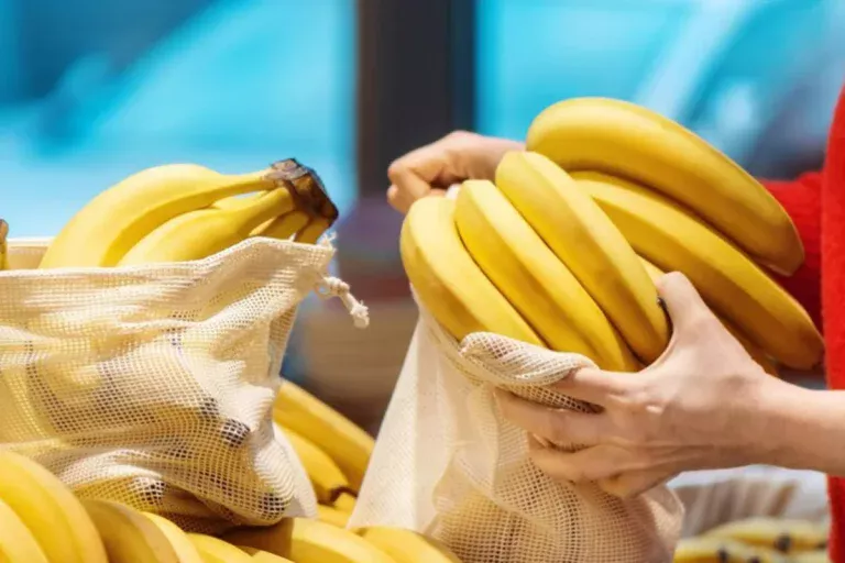 Met de bananentruc kun je zelfs tientallen euro’s besparen bij het afrekenen. Winkeliers hebben er last van.