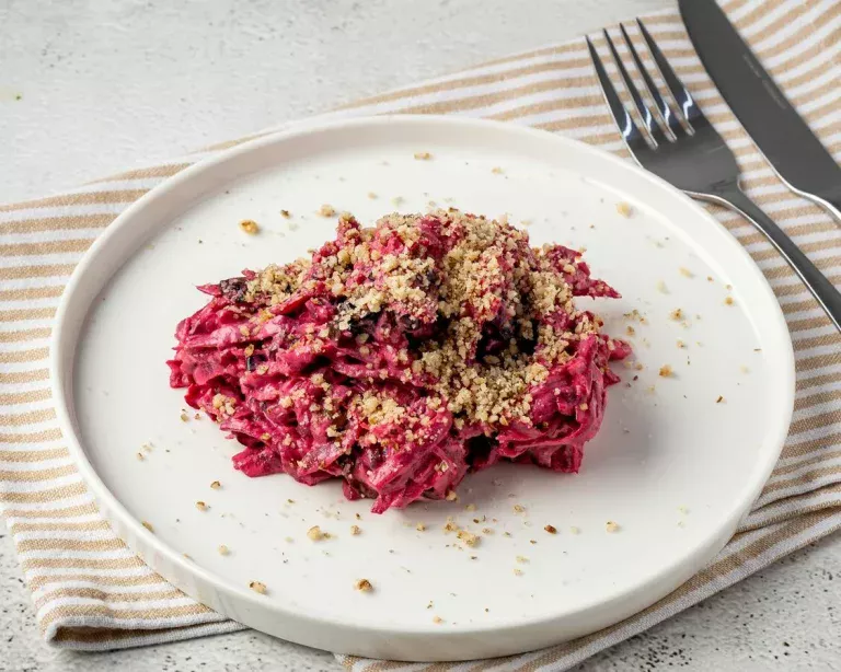 Ik voeg twee ingrediënten toe aan geraspte bieten en het resultaat is geweldig. Het is moeilijk om een gezonder bijgerecht te vinden