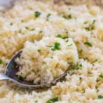 Maak gezonde rijst van het favoriete groente. Het bevat veel vezels, weinig calorieën en is perfect voor een dieet