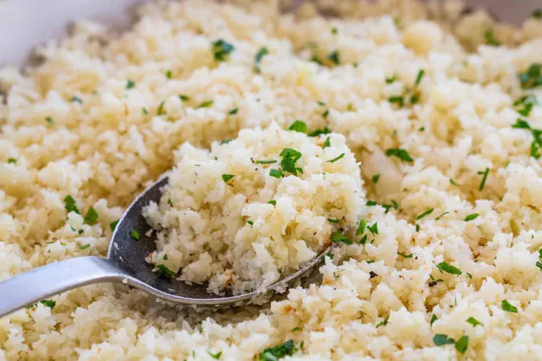 Maak gezonde rijst van het favoriete groente. Het bevat veel vezels, weinig calorieën en is perfect voor een dieet