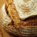 Het is het gezondste en wordt het vaakst “vervalst”. Hoe herken je echt volkoren roggebrood op zuurdesem?