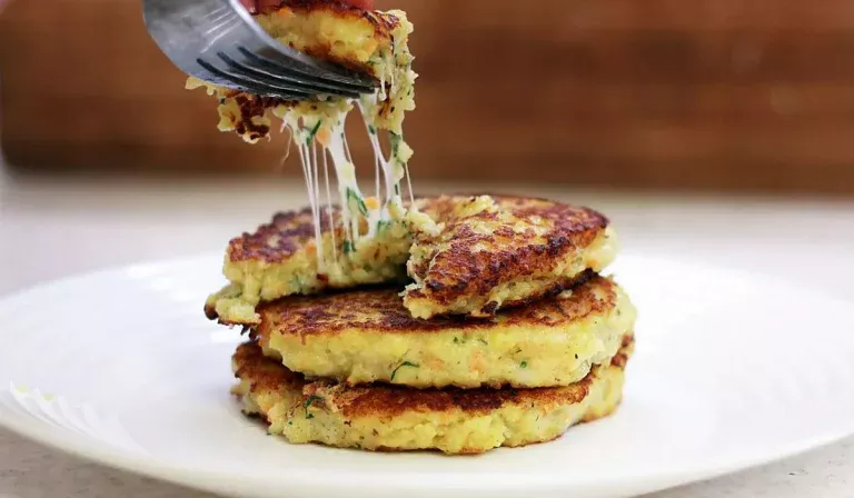 Ik neem 2 aardappelen en 2 eieren. Snel ontbijt in 15 minuten: aardappelen zijn lekkerder dan pizza