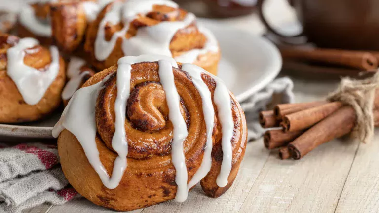 Snelle en luchtige kaneelbroodjes. Ze smaken heerlijk en je maakt ze in 20 minuten klaar