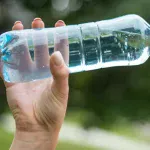 Experts geven duidelijkheid over hoe lang het veilig is om water uit dezelfde fles te drinken
